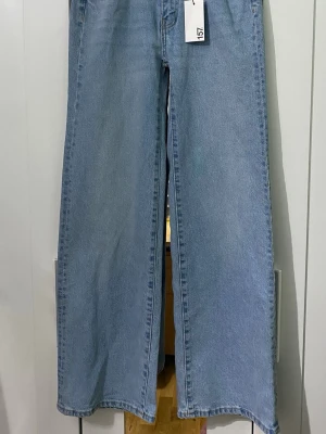 Ljusblå raka jeans med hög midja - Har köpt från Lager 157 och har tappat bort kvitton, ville ge tillbaka eftersom den var liten på mig. Som du ser är den helt ny och bara utan kvitto. Storleken är S tror jag, inte säker. Men jag har räknat måttet: midjan är 35cm och längden är 100cm. 💕