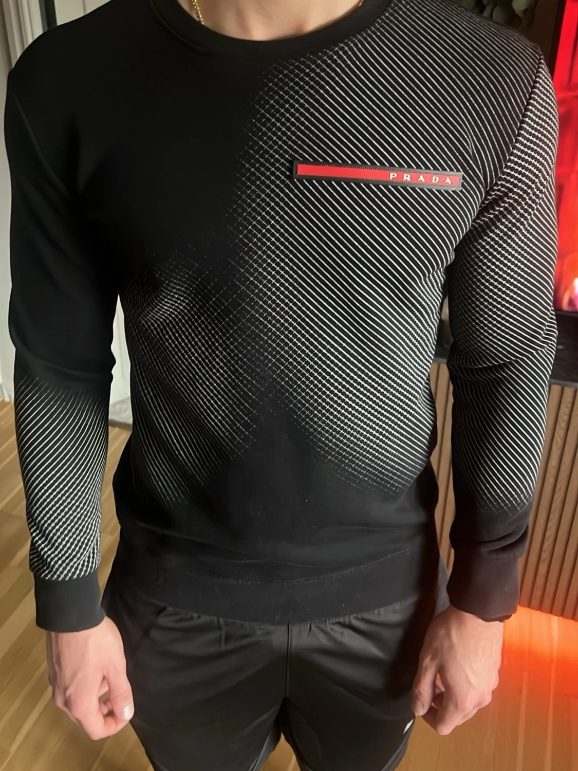 Svart tröja från Prada med mönster