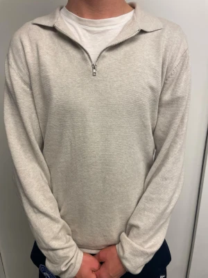 Beige halvzip tröja - Säljer en Beige halvzip ifrån dressman i Bra skick.