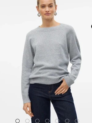 Ljusgrå stickad tröja - Det finns ett litet hål på baksidan men inget som syns jättemycket när man har på sig den. Ordinarie pris 299kr