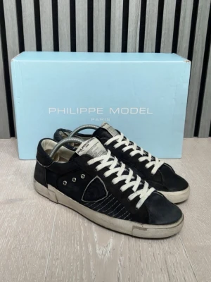 Philippe Model skor - Ett par väldigt sällsynta Philippe Model skor i storlek 41. Skicket på de är 7,5/10. Vid fler frågor eller funderingar, skriv!