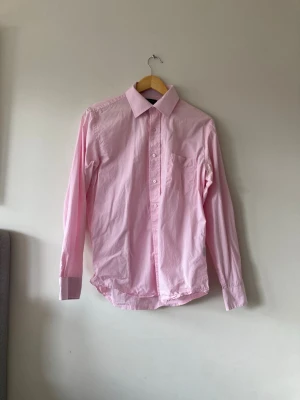 Ljusrosa skjorta 🩷 - Säljer en ljusrosa skjorta i storlek M. Andvänd 1 gång men den är lite skrynklig. 🫶🏻