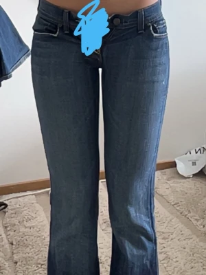 Blå bootcut jeans - Säljer ett par klassiska blå bootcut jeans som jag köpt på second hand i New York. De är super fina men säljs tyvärr för att de är för små. Märket är citizens of humanity och modellen heter ”Ingrid 002”
