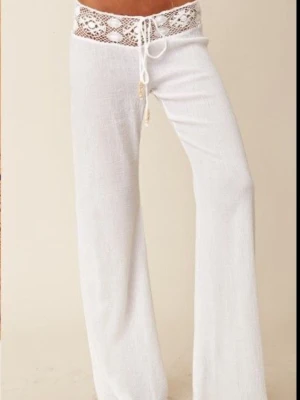 Sommarens mest populära byxor - Köptes i storlek M då jag tyckte de satt lite tajt vid låren men löst annars, så de är absolut mer än S i storlek. I midjan kan man dra åt hur mycket man vill och de är jätte sköna i materialet. 