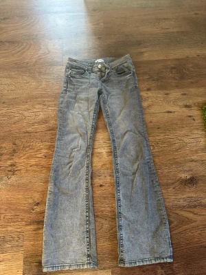 Grå bootcut jeans med låg midja 🌸 - Säljer ett par grå bootcut jeans med låg midja!! 😊🫶🏼🌸