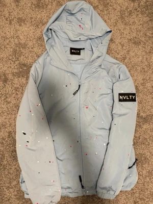 Nvlty jacka - En fin ljusblå paint Nvlty vindjacka.