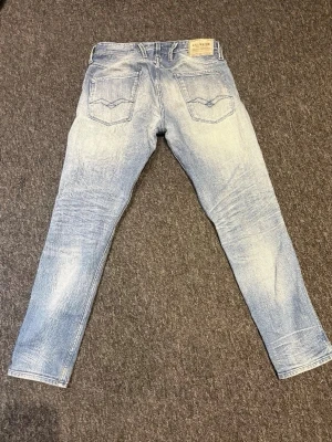 Replay anbass W31 L30 - Säljer ett par ljusblå Replay . Med en sjuk fade, Jeansen har klassisk femficksmodell . Perfekta för dig som gillar en avslappnad men trendig stil.