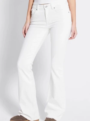 Vita bootcut jeans från lager 157 - Säljer ett par vita bootcut jeans med hög/ låg  midja och klassisk femficksdesign. Jeansen har en snygg utsvängd passform och är tillverkade i ett mjukt denimtyg. Perfekta för dig som vill ha en clean och fräsch look.