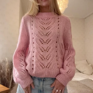 Stickad tröja - Så så fin stickad tröja, 25% mohair och 10% ull, storlek L så sitter lagomt oversize på mig som annars har S🩷