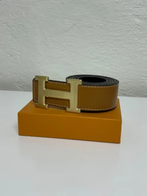 Herme's Bälte (Vändbar) - Går att bäras år båda hållen. Svart och Brun. Helt ny aldrig använd. Storlek 110. Snabb frakt endast bälte 