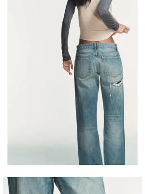 Jeans med slitningar Zara  - Säljer dem populära blåa jeansen med slitnar på både fram- och baksida. Jeansen har klassisk femficksdesign och en avslappnad passform som ger en cool och trendig vibe. Perfekta för dig som gillar en laidback stil. Storlek 38 ALDRIG ANVÄNDA ENDAST TESTADE 