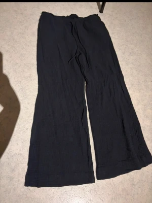 Byxor ifrån gina tricot  - Använda fåtal gånger 