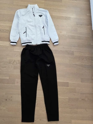 Prada Tracksuit  - Prada tracksuit/dress i storleken S. Den är I väldigt bra skick. Aldrig använd tidigare. Meddela gärna om du är intresserad 