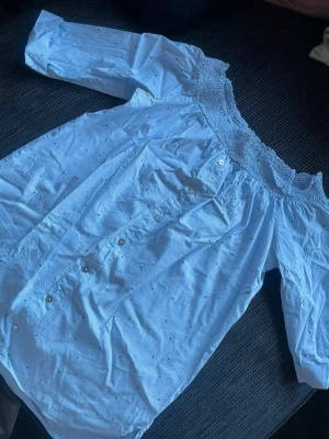 Blå blus - Jättefin blå blus som är så bra för sommaren💕Inga eventuella skador eller fläckar!!🤗💕