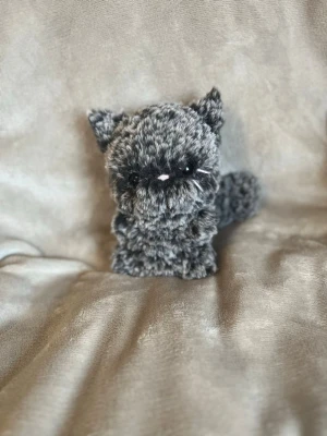 Virkad katt - Obs detta är en beställning så köp ej om det inte är din! Den är ca 18 cm hög 🌸