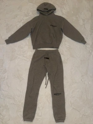 Fear of God Essentials Dress - Fear of God Essentials Hoodie Dark Oatmeal, Fear of God Essentials Sweatpants Dark Oatmeal, båda i storlek XXS men båda är oversize så passar som XS. Bra skick, kvitto finns. Hör av er vid intresse!😁