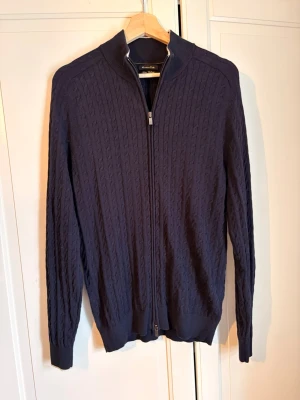 Massimo dutti Kashmir tröja  - Säljer denna stiliga Massimo Dutti kashmir koftan👌. Storlek L men passar mer som M🙌, skick: 9,5/10 i princip nyskick!🌟. Hör gärna av er vid frågor eller funderingar👍