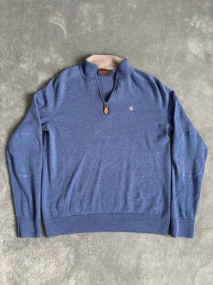 Morris zip tröja - Säljer en riktigt stilig blå ziptröja från Morris, 100% merinoull. Tröjan är i bra skick fast den har en slitning över höger armbåge därav priset. Perfekt nu till våren och sommaren! Storlek M passar S. Måtten längd 59cm bredd 43cm. Hör av dig vid minsta fundering!