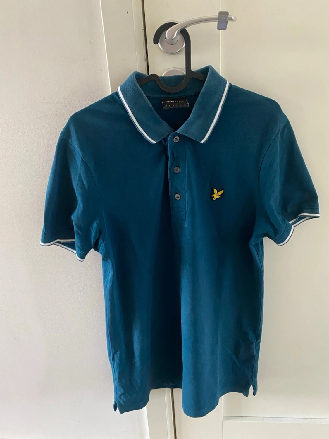 Blå pikétröja från Lyle & Scott