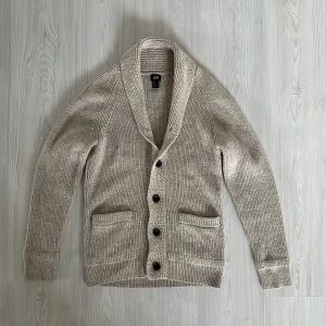 Beige Stickad Cardigan  - Tja säljer nu en kofta från HM i storlek S för endast 299kr! Pris är ej hugget i sten, hör av er i dm vid funderingar 🙌