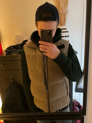 Beige manchester dunväst - Säljer en beige dunväst i manchestertyg från Morris nypris 3500 helt ny skicka använd fåtal gånger hör av dig vid minsta fundering. Perfekt nu när våren är här .!!!!