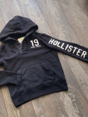 Hollister Hoodie - Säljer en riktig snygg Hoodie från kända märket Hollister. Den är väldigt eftertraktad och Archive. Många söker en.. storleken är S. Skicket är 9/10. Priset ligger på 699kr, kan sänkas.