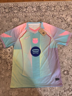 Nike FC Barcelona pastell matchtröja - Helt ny FC Barcelona tröja – aldrig använd, med tag kvar 💯 Unik färg/design som verkligen sticker ut 🔥  Finns i flera storlekar: S (3st) M (1st)  Passform: Normal Skick: 10/10