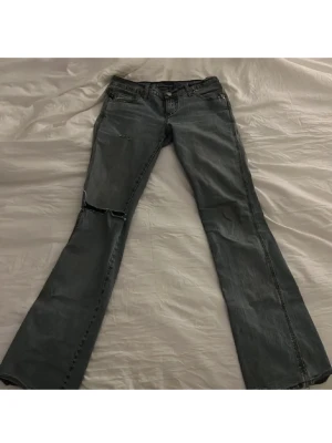Lågmidjade jeans - Säljer dessa skit snygga lågmidjade jeans då jag har för många och inte använder de så mycket, bra skick förutom några defekter som längst ner då de är upptrampade och att de andra har lossnat ( kolla bild 4&5) men är jätteenkelt att fixa och inte något man tänker på överlag 💕 midjemått rakt över är 37 cm men har lite stretch, innerbenslängd ca 78 cm och gren mått 17 cm ⭐️skriv privat för mer frågor!! 