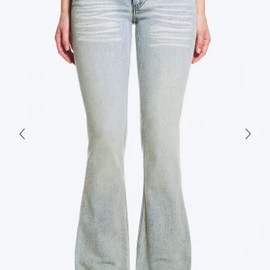 Populära weekday jeans - Säljer ett par ljusblå bootcut jeans med coola slitningar framtill. Jeansen har låg midja, klassisk femficksmodell och är tillverkade i denim med stretch. Perfekta för en avslappnad och trendig look. Storlek W25 L32. Köpta på Weekday men märket är Cheap Monday!
