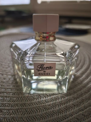 Flora by Gucci parfym - Flora by Gucci, beautiful scent, rare. I small damage on the bottom of the bottle.
