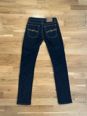 Nudie - Jeans  - Feta Nudie jeans | Modell: Tight Long John | Storlek: W26 L32 midjan är 35 cm och ytterbenlängd är 98 cm | Skick: nyskick | Skriv gärna privat vid frågor |