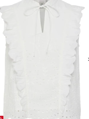 Vit ärmlös blus med volang och knyt - Supersöt vit blus med volangdetaljer längs framsidan och ett knyt i halsen. Helt ny & oanvänd med lappen kvar! 💕                       Ordinarie pris: 699kr