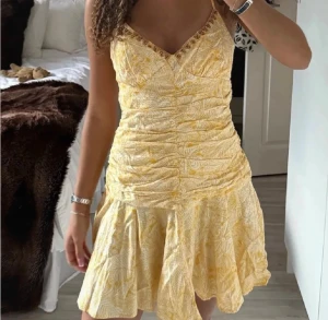 Gul klänning - Gul sommarklänning från Zara💛💛💗💗helt slutsåld!! Endast använd en gång 