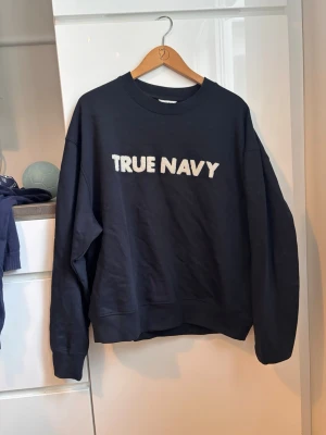 Navy tröja - Navyblå tröja cropped storlek L 