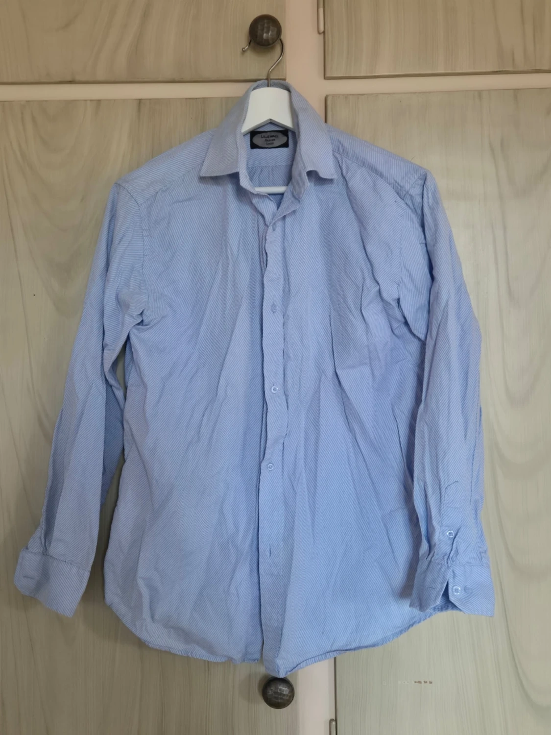 Ljusblå skjorta med diskret mönster