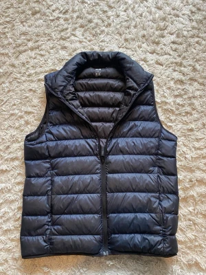 Uniqlo väst - En mörkblå väst från uniqlo i färgen mörkblå. Denna är perfekt nu till våren! Den är i bra skick och storlek XS. Köpt för 500 säljes för 175. Hör av er vid minsta intresse. Guds frid/Olof