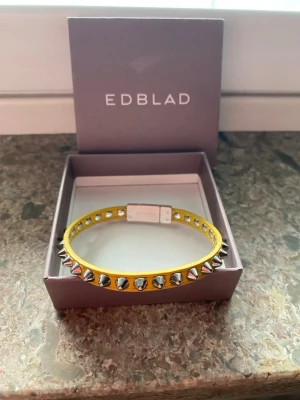 Nitarmband Edblad silver - Superfint gult nitarmband från Edblad. Tror storleken är 18,5 (största). Lite repor på spännet, annars inga defekter. Asken på bilden medföljer. Hör av er vid frågor!💕💛