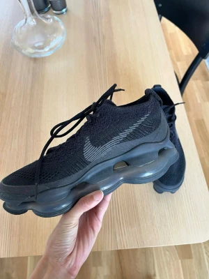 Nike Air Max Scorpion (dam) - Nike air max scorpio för dom i mycket fint skick. Skorna är endast använda inomhus för att testas. Nypris: 3000kr