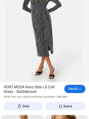 Svartvit långärmad klänning Vero Moda - Säljer en svart långklänning från Vero Moda med vita abstrakta ränder. Klänningen har lång ärm, rund halsringning och en smickrande passform. Perfekt för dig som gillar grafiska mönster och stilren design.