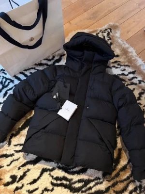 Moncler jacka (Äkta) - Tar even byten.  Kan ta fler bilder sitter jätte bra i passformen. Säljer den pågrund av har en annan vinter jacka. Bilderna är ifrån när den va helt ny fråga gärna om bilder.
