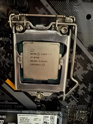 Intel Core i7-8700 processor - Säljer en Intel Core i7-8700 processor med 6 kärnor och 3.2 GHz klockfrekvens. Passar till stationära datorer och kräver moderkort med Intel 300-serie chipset. Perfekt för gaming, streaming och multitasking. Levereras i originalförpackning.