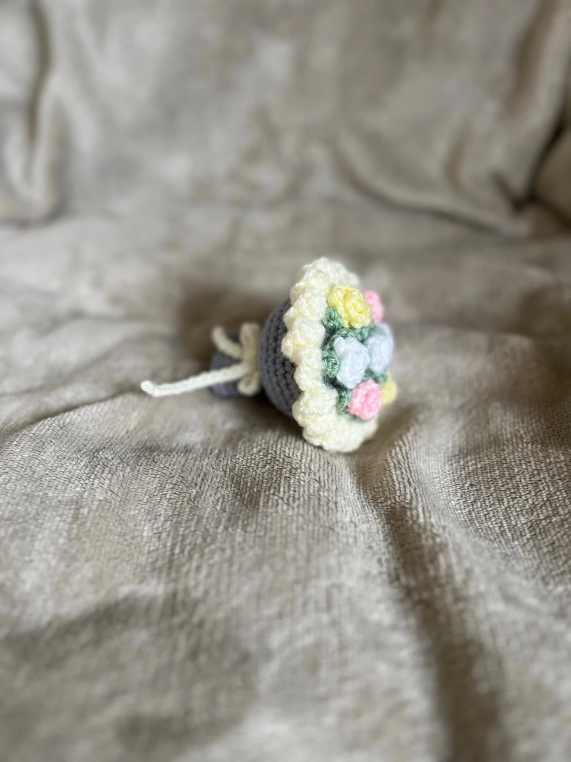 Virkad blombukett med rosett