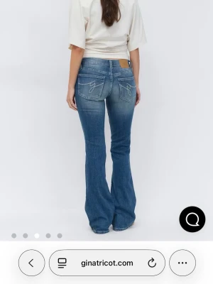 Low bootcut jeans - Skot snygga jeans HELT NYA aldrig använda men köpte fel storlek o tog bort lappen så snälla kan nån köpa så ja kan köpa nya fast i rätt storlek nypris är 499kr