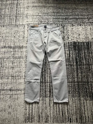 Dondup Chinos - |Dondup Chinos | | Storlek: W28  | Skick: 9,25/10| Medföljer: inget| Frågor eller funderingar tveka inte på att höra av dig!