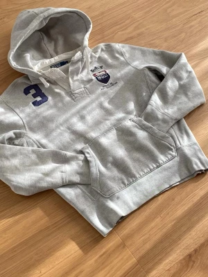 Ralph Lauren hoodie - Säljer en riktigt snygg Ralph Lauren Hoodie. Den är väldigt sällsynt, skicket är 10/10. Priset är 799kr men kan sänkas. Storleken är M.