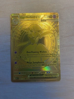 Mega Gardevoir EX Pokémonkort guld - Kortet sleevades direkt efter att jag drog de. Säljer ett exklusivt Mega Gardevoir EX Pokémonkort i guldutförande med holografisk finish. Kortet har coolt motiv och detaljerad design med text på engelska. Perfekt för samlare eller Pokémonfans som vill ha något unikt i sin samling.