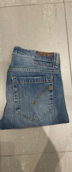 Dondup George Jeans - Säljer nu dessa Dondup George Jeans med snygga slitningar i populär design, mått: 37,5 cm midja o 105 cm längd. skriv för fler bilder/frågor🙌🏼