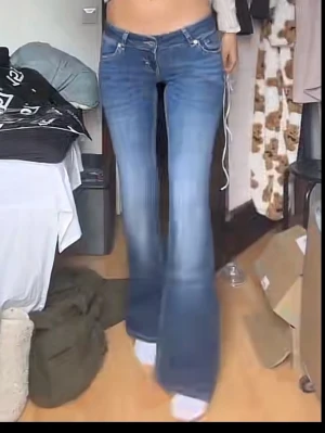 Blå bootcut jeans från 157 - Säljer ett par blå bootcut jeans från 157, blaze, låg midja. Jeansen har snygg tvätt med ljusare partier framtill. Perfekta för dig som gillar en avslappnad men trendig stil.💕