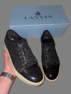 Lanvin Cap Toe - Säljer dessa svarta Lanvin Cap Toe i nyskick. Storlek UK 9 vilket motsvarar storlek 43. Skick: 9/10. Lite smutsig under sulan. Lite slitet på baksidan av ena skon men inget som märks av vid användning.  Nypris: 5200kr. Vid frågor eller funderingar, tveka inte att höra av dig!