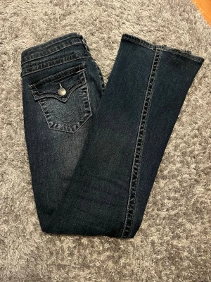 True religion jeans  - Säljer ett par unika True Religion jeans i modellen ”Joey” i storlek 27 som har ”diamanter” längst sidorna. 💞 Byxorna är lite slitna vid fötterna men inget man tänker på (sista bilden).  Köpte jeansen på Raglady för 1500kr i butik, säljer då dom blivit förstora för mig.🤍